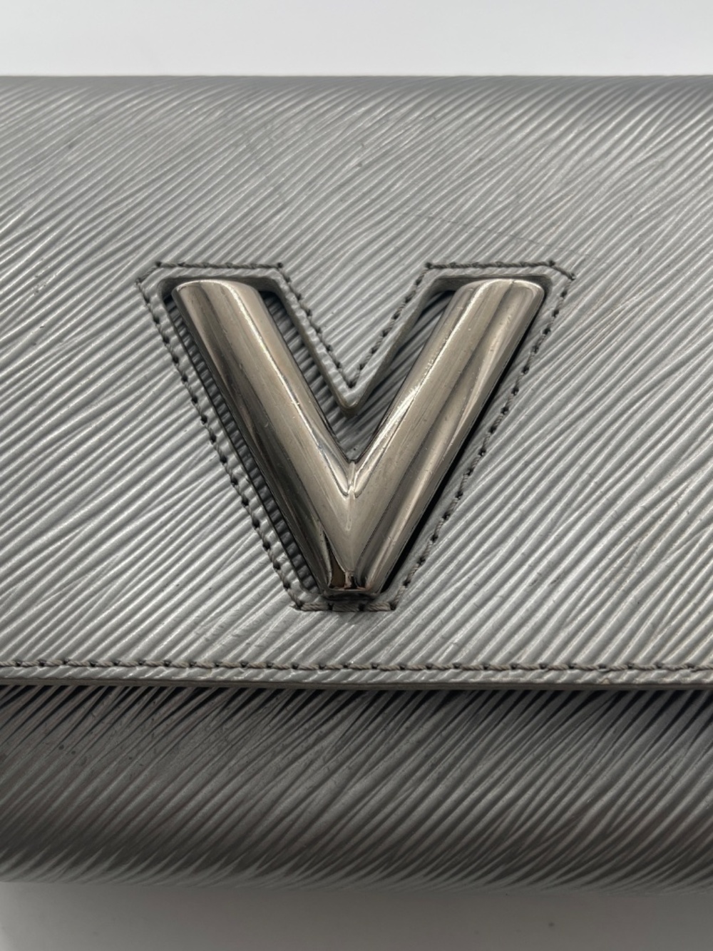 Louis Vuitton Epi Leather Twist MM - Picture 7 of 14